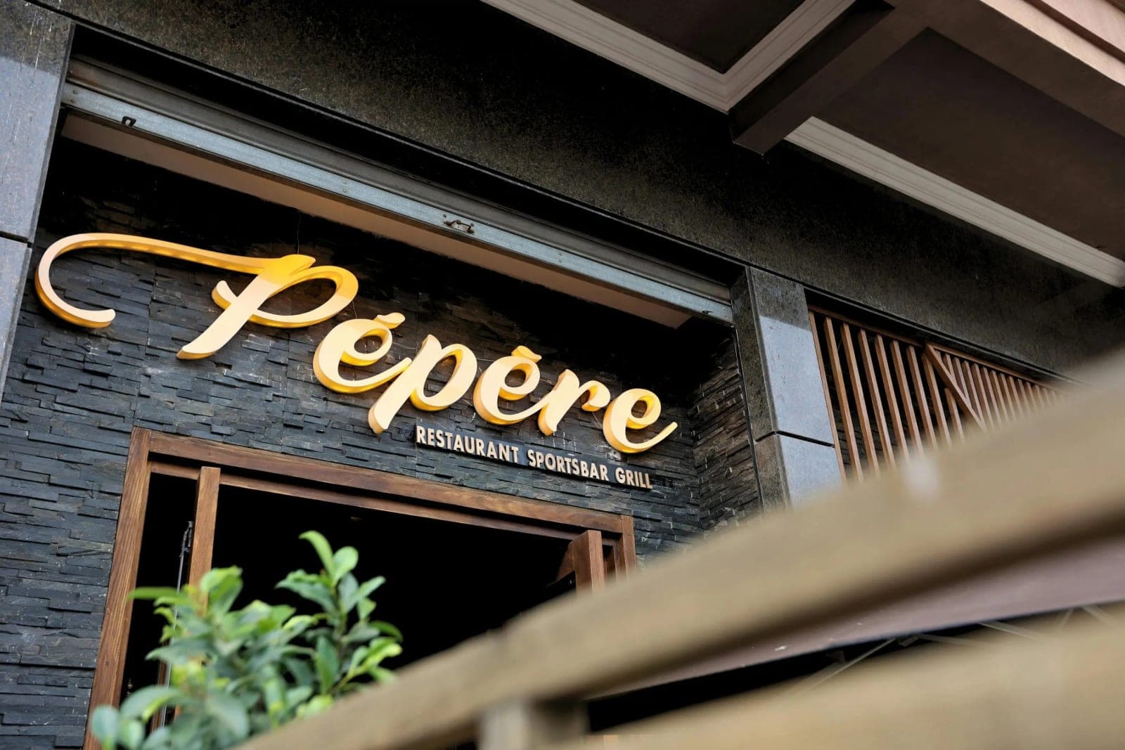 The Pépère dining room, full and lively